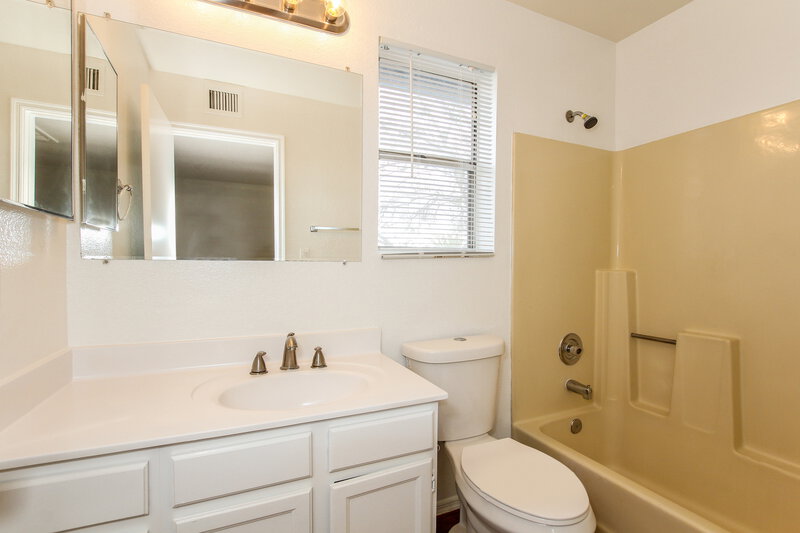 2,125/Mo, 19843 N 47th Dr Glendale, AZ 85308 Bathroom View