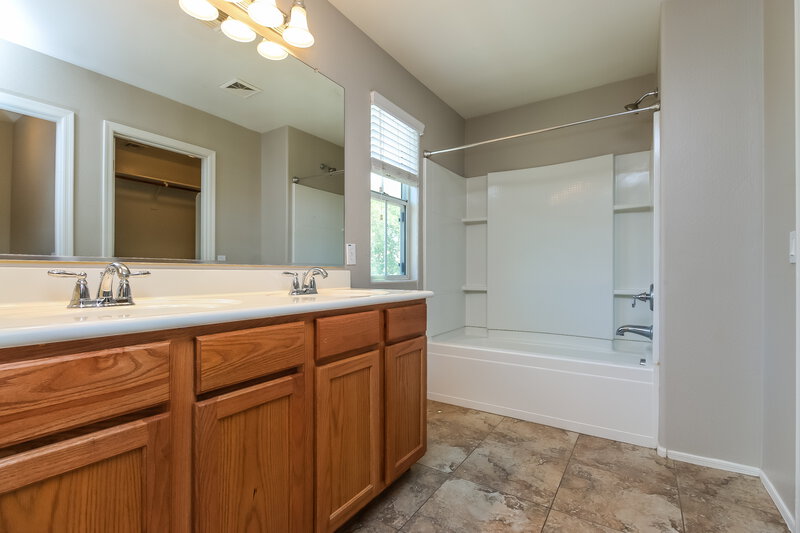 2,140/Mo, 4121 E Oakland St Gilbert, AZ 85295 Main Bathroom View