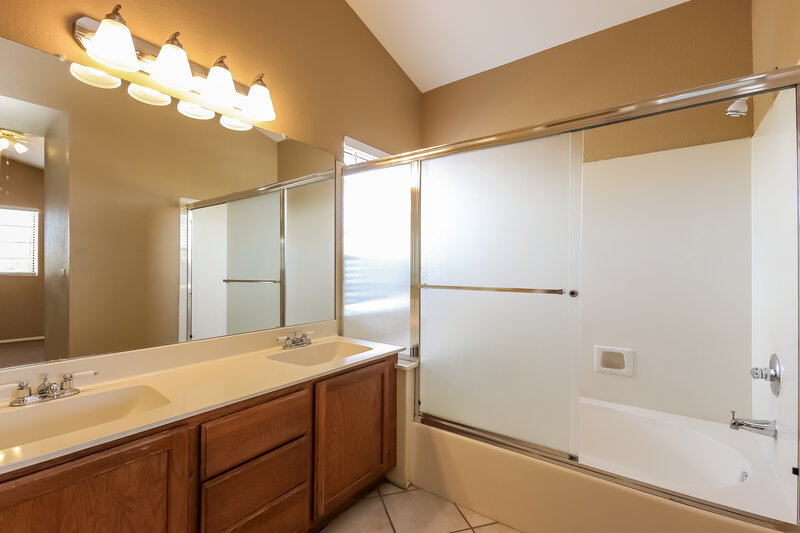 2,510/Mo, 14419 S 43rd Pl Phoenix, AZ 85044 Bathroom View 3