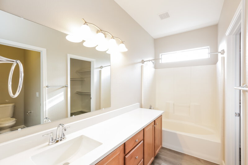 3,110/Mo, 514 W Mountain View Dr Avondale, AZ 85323 Main Bathroom View