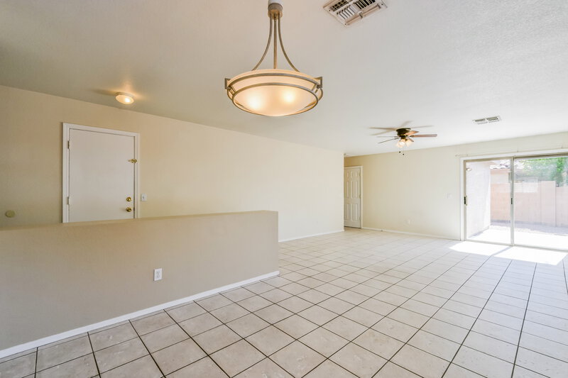 1,950/Mo, 2200 E Spruce Dr Chandler, AZ 85286 Dining Room View 2