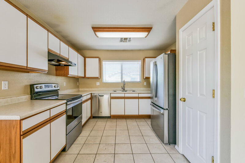 1,950/Mo, 2200 E Spruce Dr Chandler, AZ 85286 Kitchen View