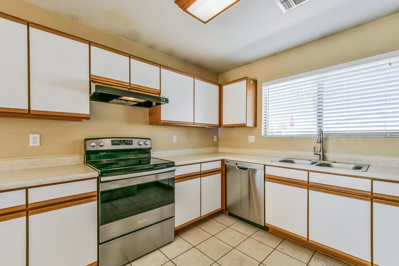 1,950/Mo, 2200 E Spruce Dr Chandler, AZ 85286 Kitchen View 2