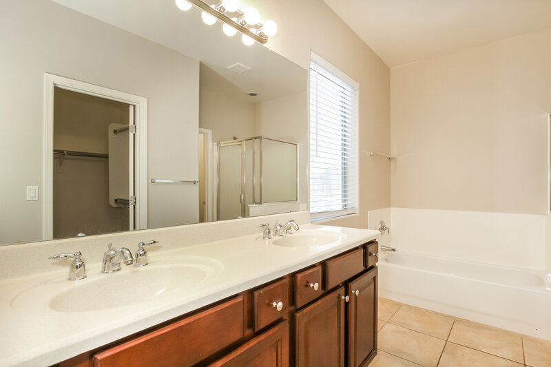 2,460/Mo, 8944 W Grovers Ave Peoria, AZ 85382 Main Bathroom View