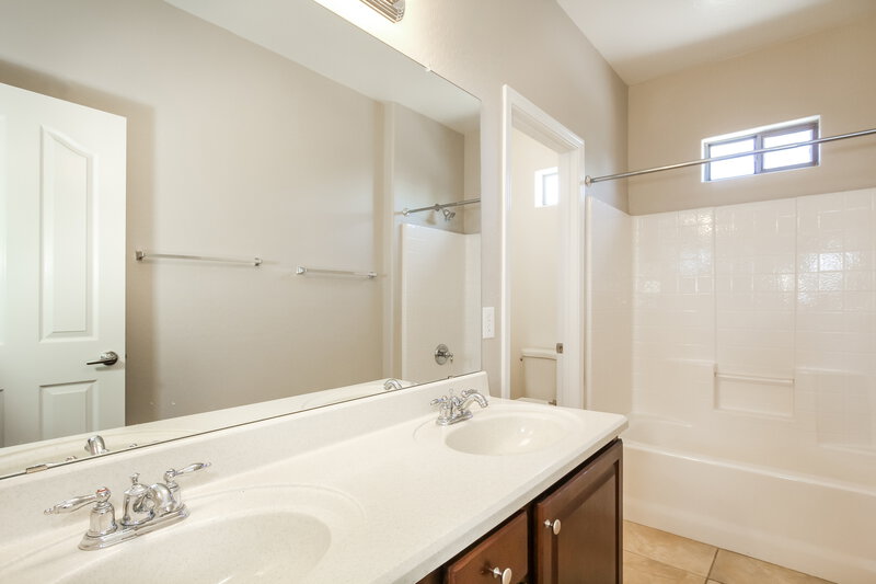 2,460/Mo, 8944 W Grovers Ave Peoria, AZ 85382 Bathroom View