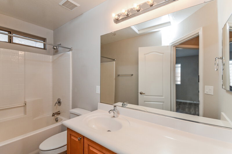 2,005/Mo, 11338 N 154th Ln Surprise, AZ 85379 Main Bathroom View