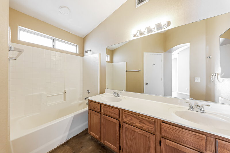 1,975/Mo, 1327 E Muriel Dr Phoenix, AZ 85022 Main Bathroom View