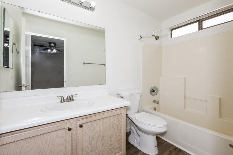 2,280/Mo, 1471 S Red Rock Ct Unit A Gilbert, AZ 85296 Main Bathroom View