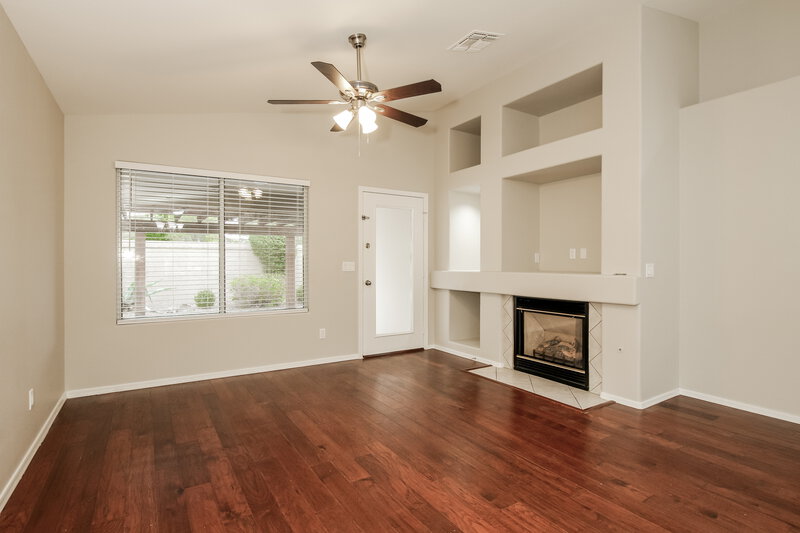 2,000/Mo, 20419 N 81st Dr Peoria, AZ 85382 Living Room View 3
