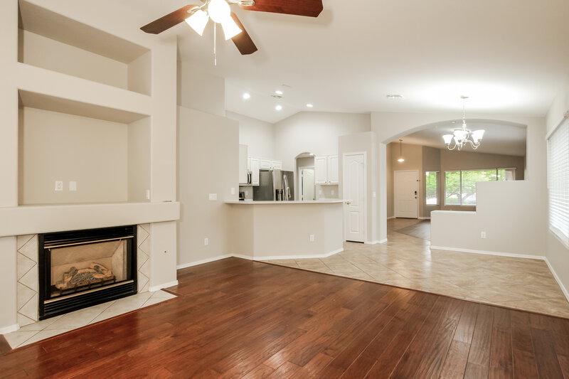 2,000/Mo, 20419 N 81st Dr Peoria, AZ 85382 Living Room View 4