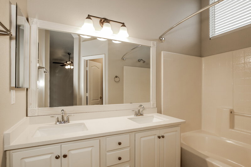 2,000/Mo, 20419 N 81st Dr Peoria, AZ 85382 Master Bathroom View