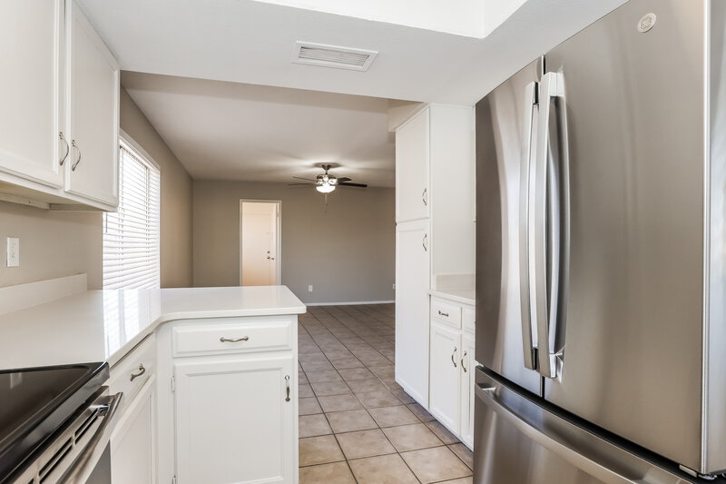2,250/Mo, 2300 E Chicago St Chandler, AZ 85225 Kitchen View 2