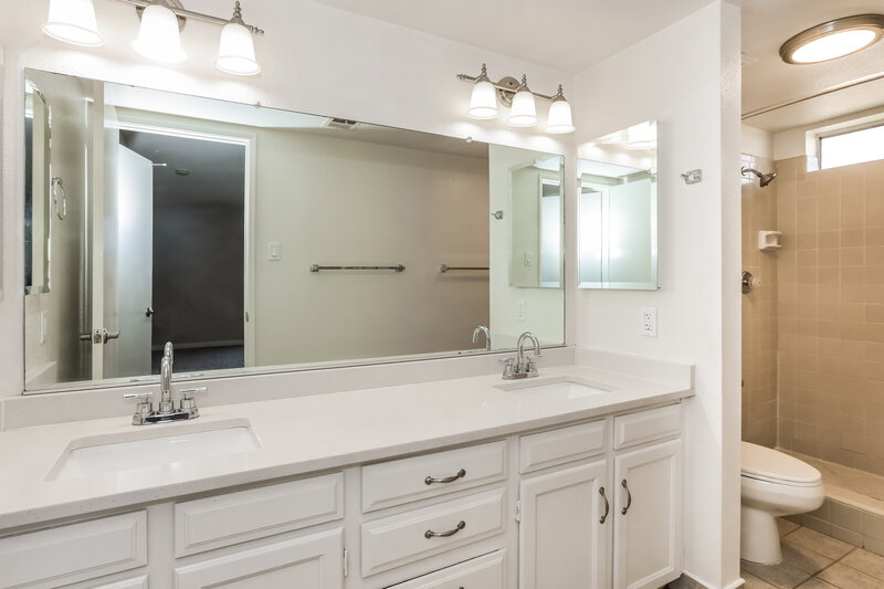 2,250/Mo, 2300 E Chicago St Chandler, AZ 85225 Main Bathroom View