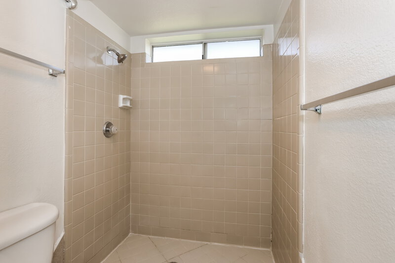 2,250/Mo, 2300 E Chicago St Chandler, AZ 85225 Main Bathroom View 2