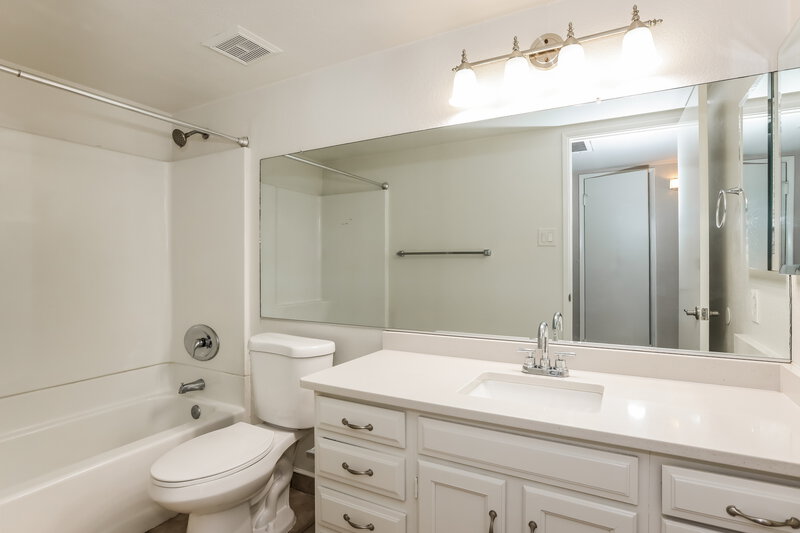 2,250/Mo, 2300 E Chicago St Chandler, AZ 85225 Bathroom View