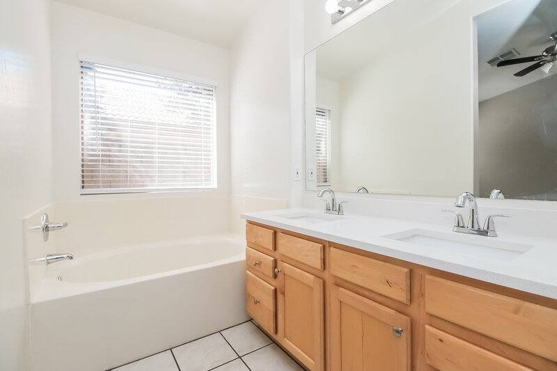 2,520/Mo, 2092 E Saratoga St Gilbert, AZ 85296 Main Bathroom View
