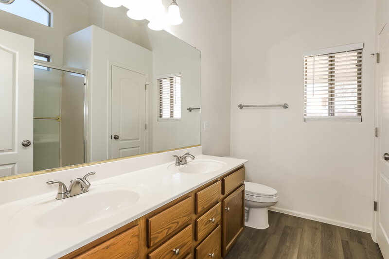 1,640/Mo, 21103 N Danielle Ave Maricopa, AZ 85138 Main Bathroom View
