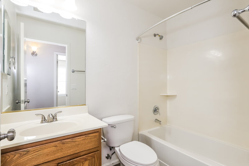 1,640/Mo, 21103 N Danielle Ave Maricopa, AZ 85138 Bathroom View 2