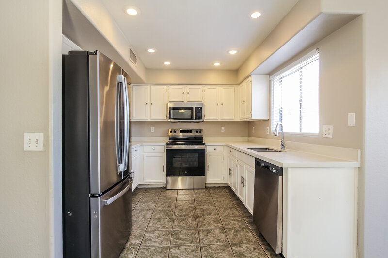 2,800/Mo, 8642 W Alvarado Rd Phoenix, AZ 85037 Kitchen View
