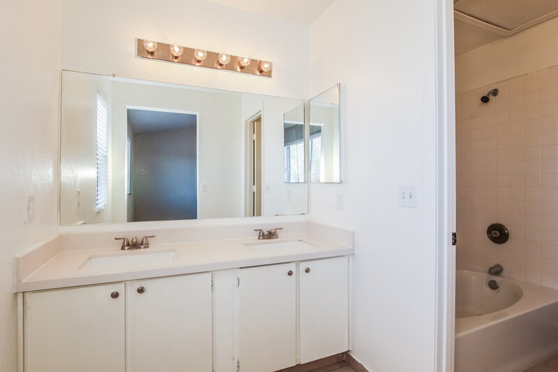 2,800/Mo, 8642 W Alvarado Rd Phoenix, AZ 85037 Main Bathroom View