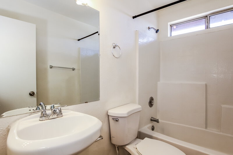 2,800/Mo, 8642 W Alvarado Rd Phoenix, AZ 85037 Bathroom View