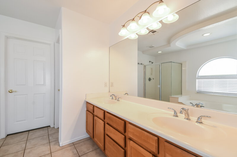 0/Mo, 3796 E Leah Ln Gilbert, AZ 85234 Main Bathroom View