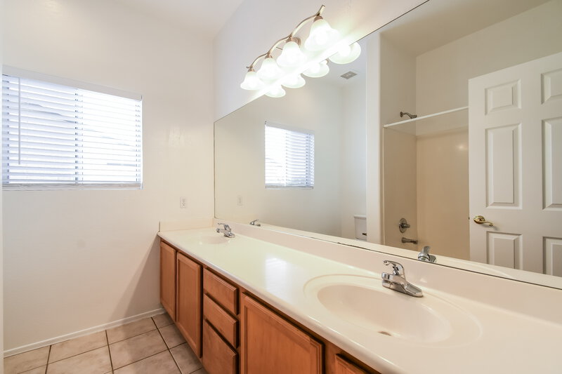 0/Mo, 3796 E Leah Ln Gilbert, AZ 85234 Bathroom View 2