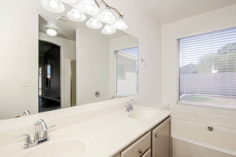 2,410/Mo, 1310 N Blackstone Dr Chandler, AZ 85224 Main Bathroom View