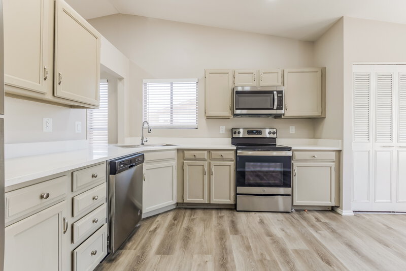 2,195/Mo, 1720 W Chilton St Chandler, AZ 85224 Kitchen View