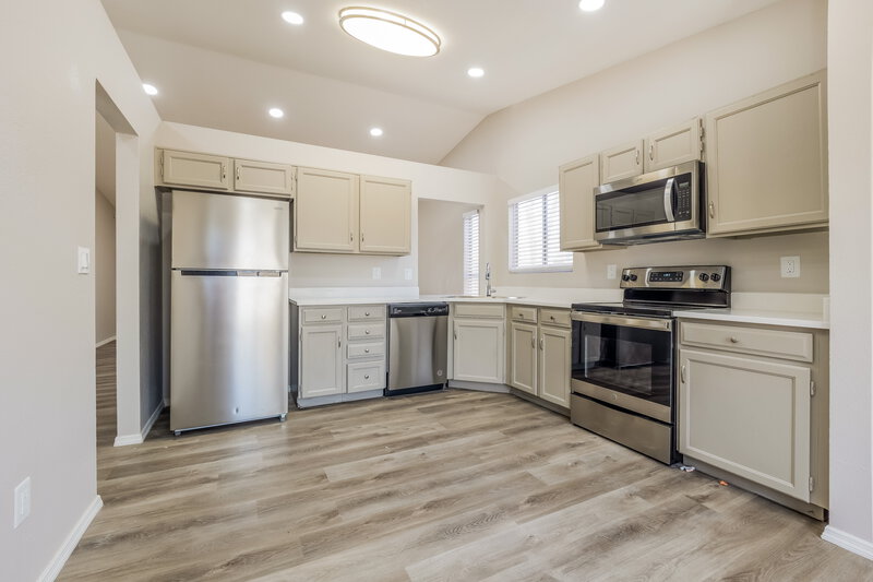 2,195/Mo, 1720 W Chilton St Chandler, AZ 85224 Kitchen View 2