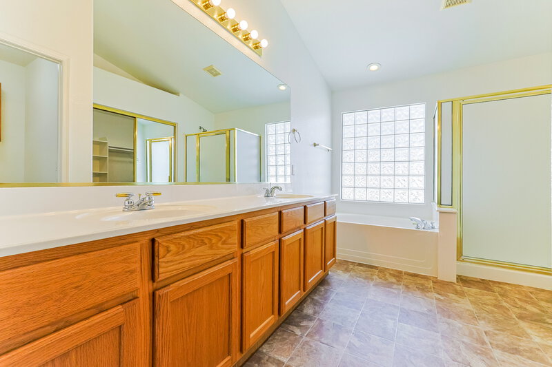 3,055/Mo, 514 W Redwood Dr Chandler, AZ 85248 Main Bathroom View