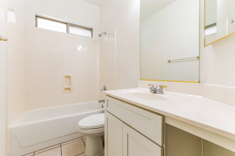 3,055/Mo, 514 W Redwood Dr Chandler, AZ 85248 Bathroom View