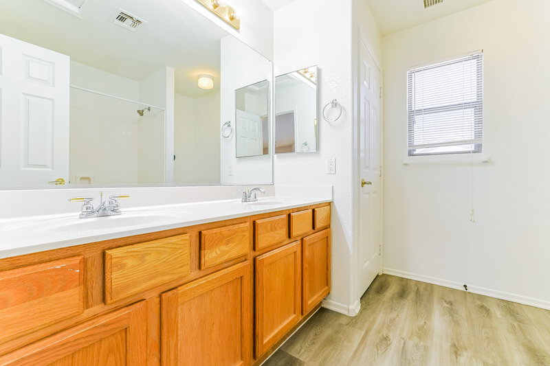 3,055/Mo, 514 W Redwood Dr Chandler, AZ 85248 Bathroom View 2