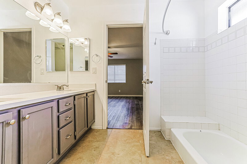 2,285/Mo, 1900 N Jay St Chandler, AZ 85225 Main Bathroom View