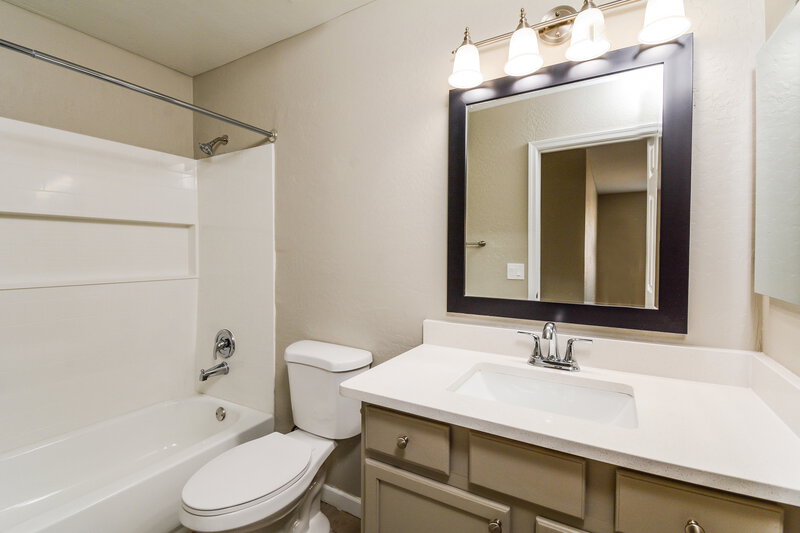 2,170/Mo, 14846 W Hearn Rd Surprise, AZ 85379 Main Bathroom View