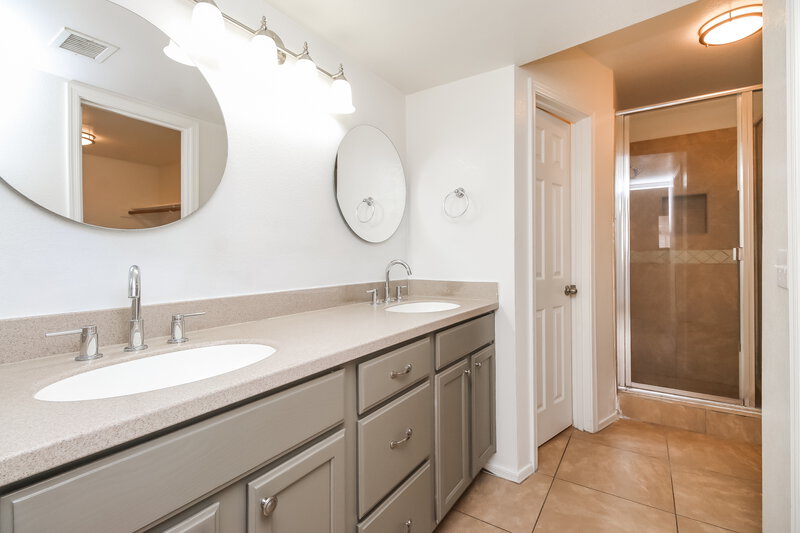 2,685/Mo, 1232 W Riviera Dr Gilbert, AZ 85233 Main Bathroom View