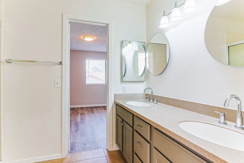 2,950/Mo, 1232 W Riviera Dr Gilbert, AZ 85233 Main Bathroom View 2