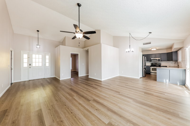 2,410/Mo, 515 W Montoya Ln Phoenix, AZ 85027 Living Room View 3