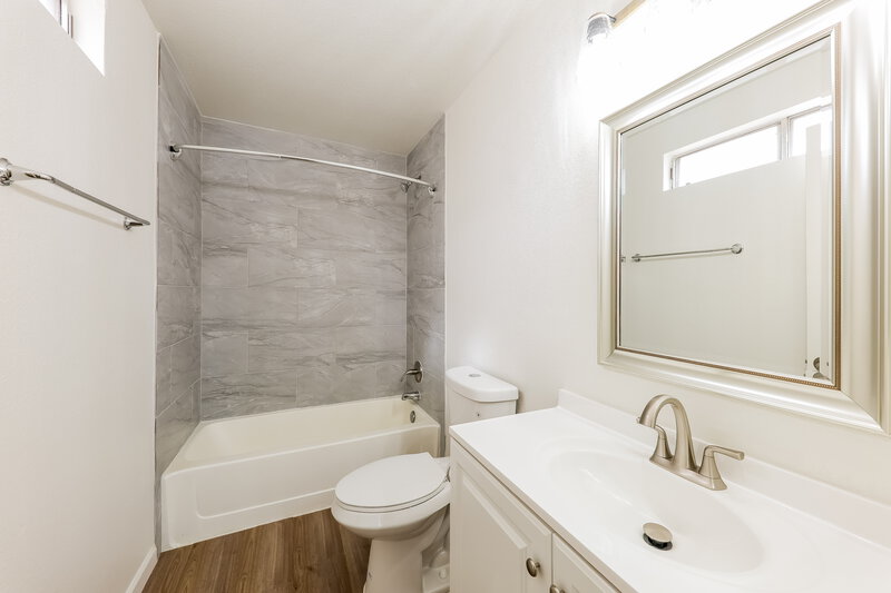 2,410/Mo, 515 W Montoya Ln Phoenix, AZ 85027 Main Bathroom View