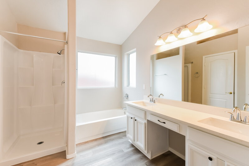 2,690/Mo, 19410 N 7th Dr Phoenix, AZ 85027 Main Bathroom View