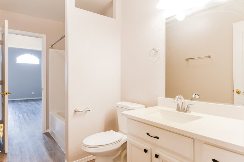 2,690/Mo, 19410 N 7th Dr Phoenix, AZ 85027 Bathroom View
