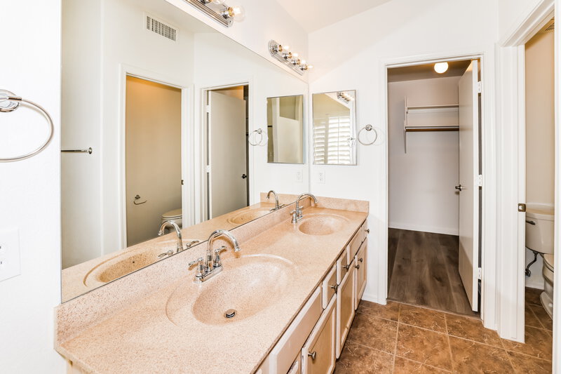 2,435/Mo, 13661 N 79th Ln Peoria, AZ 85381 Main Bathroom View