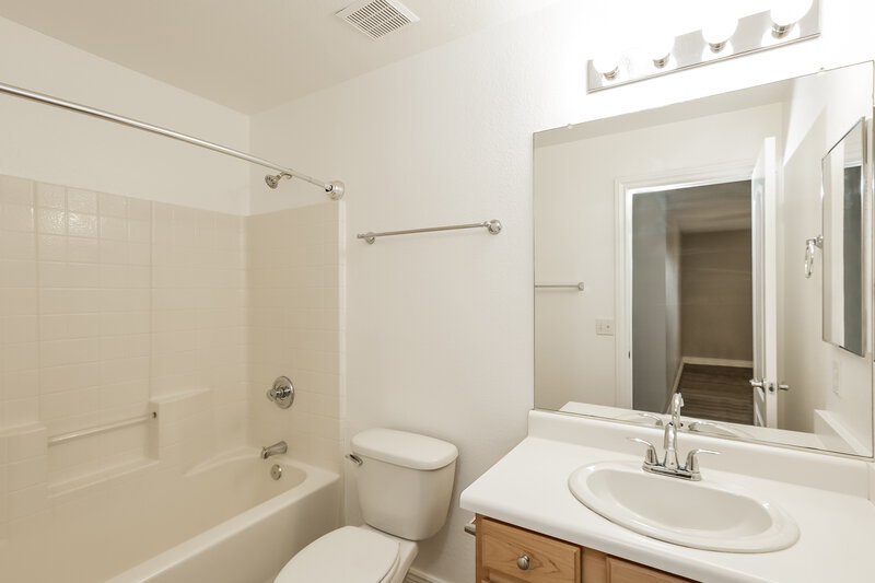 2,130/Mo, 1079 E Yuma Ave Apache Junction, AZ 85119 Main Bathroom View