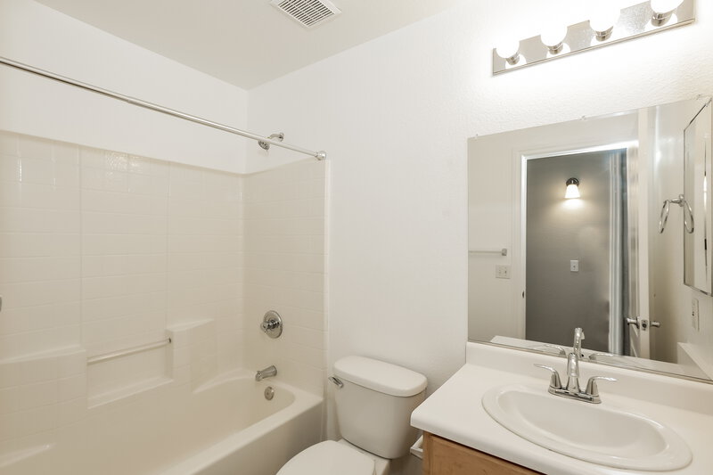 2,130/Mo, 1079 E Yuma Ave Apache Junction, AZ 85119 Bathroom View