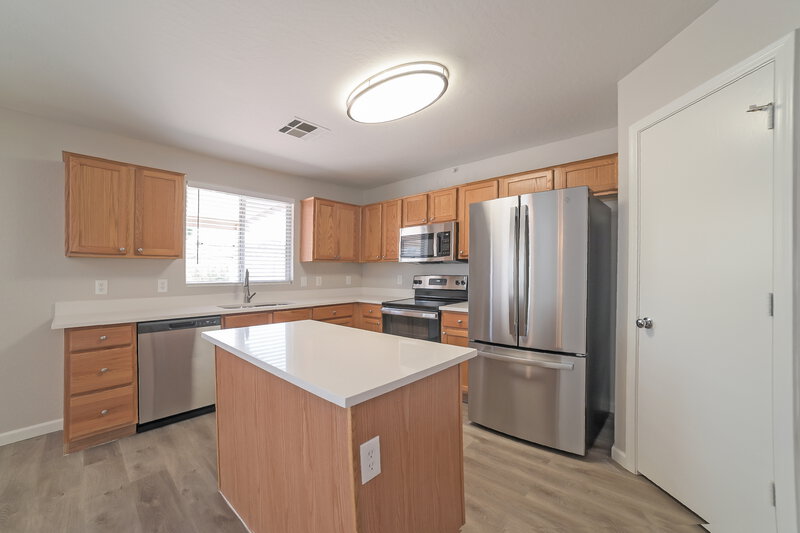 2,545/Mo, 3033 W Grenadine Rd Phoenix, AZ 85041 Kitchen View