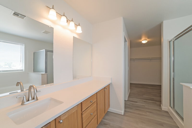 2,545/Mo, 3033 W Grenadine Rd Phoenix, AZ 85041 Main Bathroom View