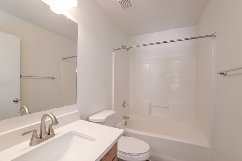 2,545/Mo, 3033 W Grenadine Rd Phoenix, AZ 85041 Bathroom View