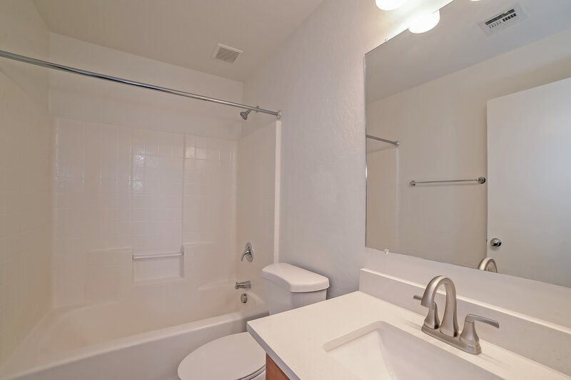 2,545/Mo, 3033 W Grenadine Rd Phoenix, AZ 85041 Bathroom View 2