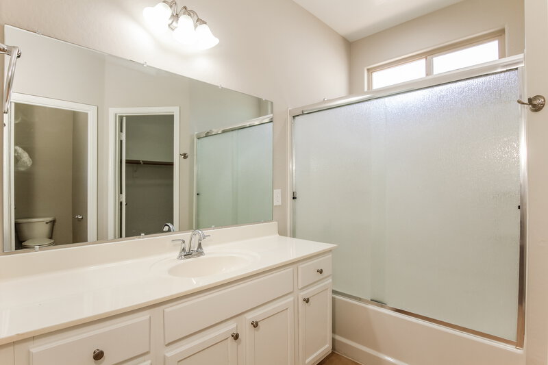 0/Mo, 1072 S 177th Dr # A1 Goodyear, AZ 85338 Main Bathroom View