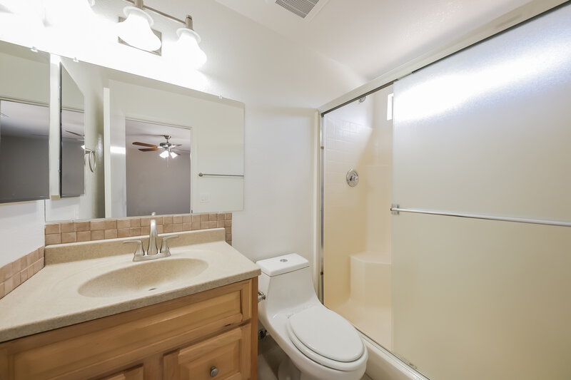 1,850/Mo, 8560 W Eva St Peoria, AZ 85345 Main Bathroom View